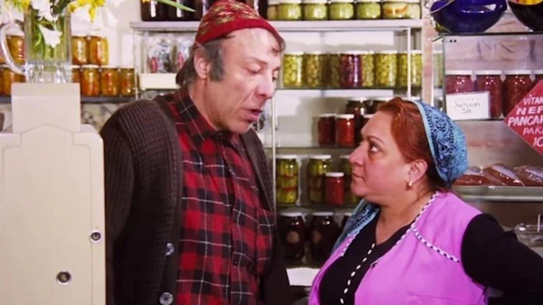 Adile Naşit ve M&uuml;nir &Ouml;zkul'lu Neşeli G&uuml;nler&rsquo;in turşu tartışması araştırıldı! Y&uuml;zde 75'i onu tercih ediyor