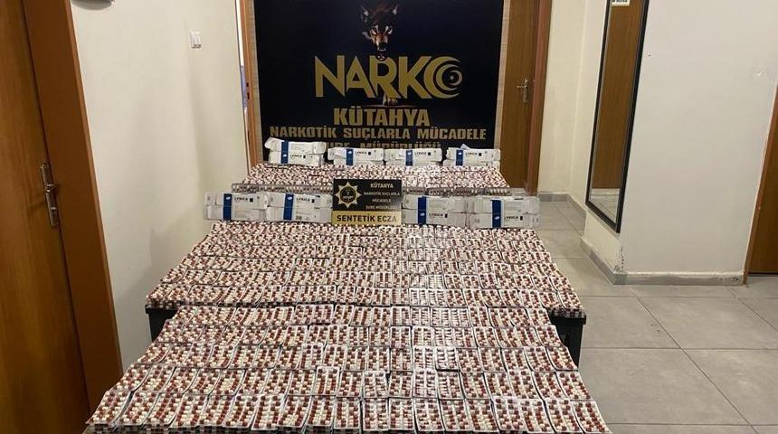 Kütahya’da otobüs yolcusunun bavulunda 19 bin 599 adet sentetik ecza maddesi ele geçirildi
