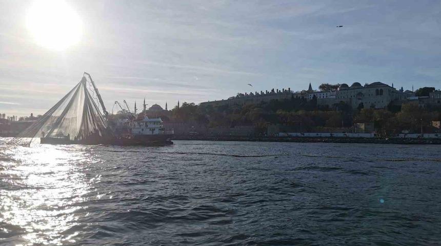 Sarayburnu&rsquo;nda gırgır ağı ile avcılık yapan 3 kişiye 85 bin 767 TL para cezası