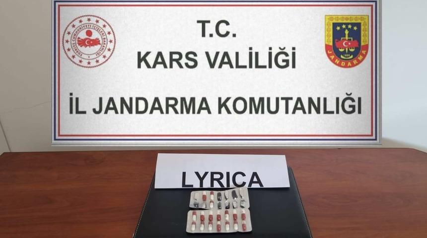 Kars'ta uyuşturucu hapla yakalanan sürücü gözaltına alındı
