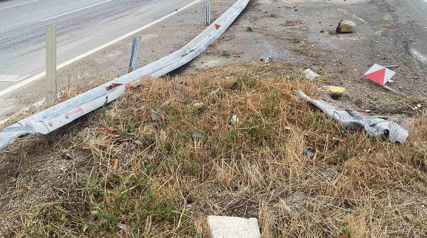 Afyonkarahisar&rsquo;da otomobil ref&uuml;je &ccedil;arparak devrildi: 2 &ouml;l&uuml;, 1 yaralı