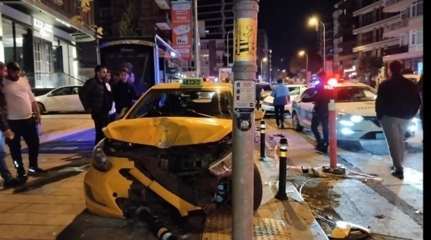 Kadık&ouml;y&rsquo;de alkoll&uuml; s&uuml;r&uuml;c&uuml; dehşet sa&ccedil;tı: 1 ağır yaralı