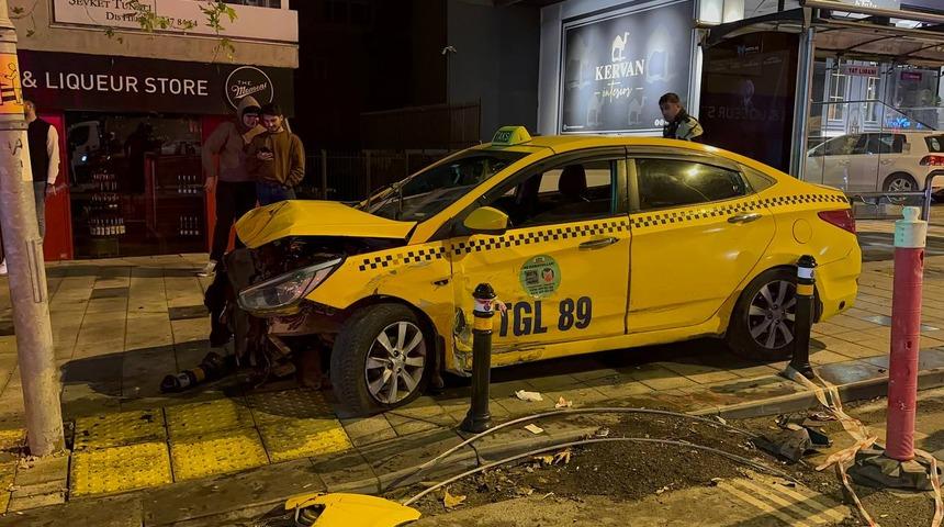 Kadıköy'de otomobilin ticari taksi ve park halindeki araca çarpması sonucu 1 kişi yaralandı