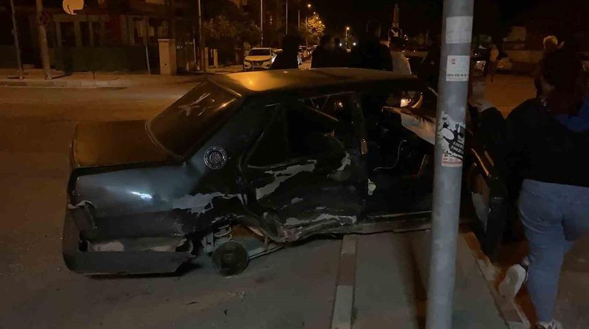 Burdur&rsquo;da kavşağa kontrols&uuml;z giren 2 otomobil &ccedil;arpıştı