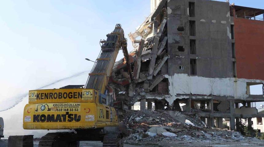 Samandağ’da depremden etkilenen binalar kontrollü olarak yıkılıyor