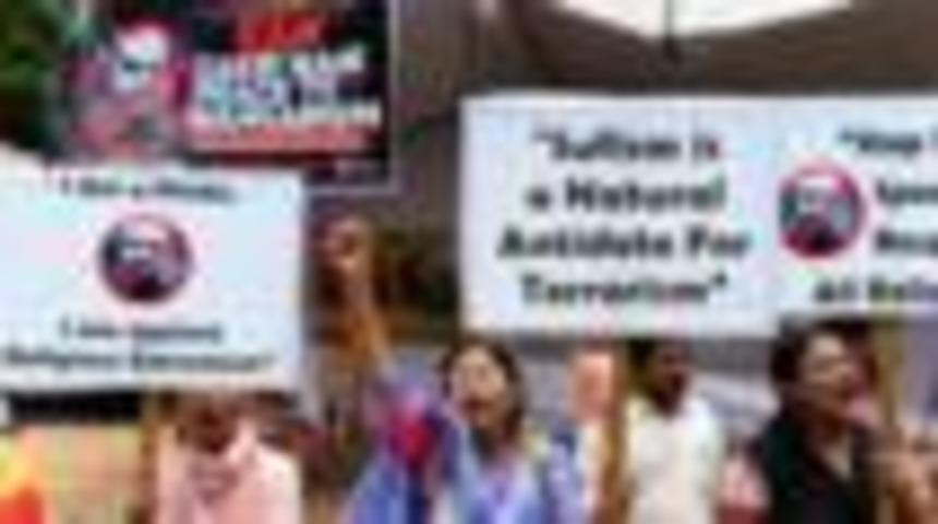 'İngiltere'de &ouml;ğrencilere ter&ouml;r&uuml; &ouml;ven bildiriler dağıtıldı'