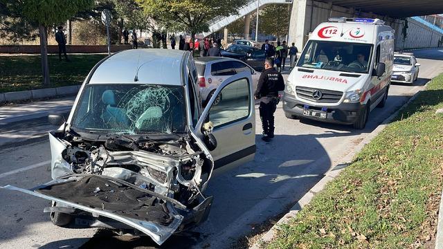 Kütahya'da iki aracın çarpıştığı kazada 4 kişi yaralandı