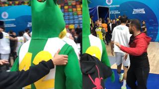 Konyaspor maskotunun kavgaya karıştığı anlarda çalan müzik herkesi şaşırttı!