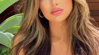 Üstünü tamamen çıkartıp göğüslerini tahtayla örttü! Sosyal medya fenomeni Julia Sandoval'ın pozu olay yarattı