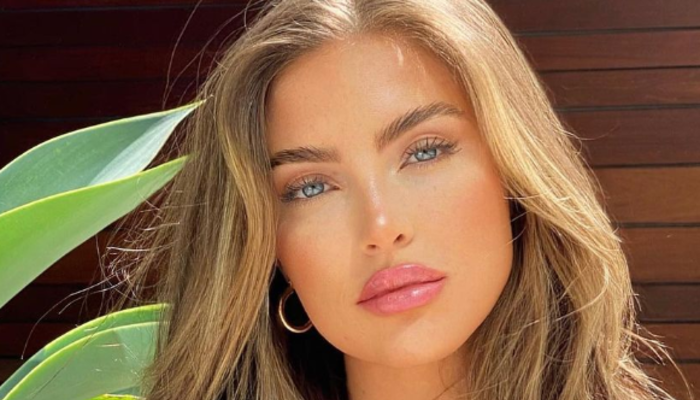 Üstünü tamamen çıkartıp göğüslerini tahtayla örttü! Sosyal medya