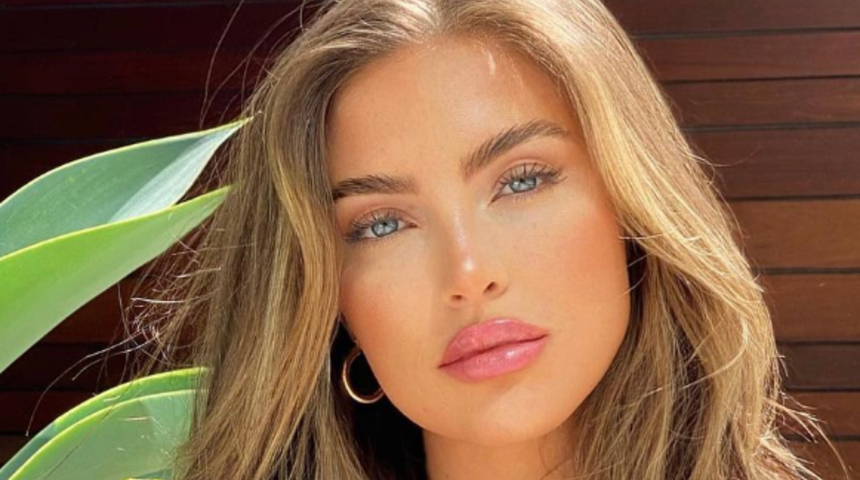 Üstünü tamamen çıkartıp göğüslerini tahtayla örttü! Sosyal medya fenomeni Julia Sandoval'ın pozu olay yarattı