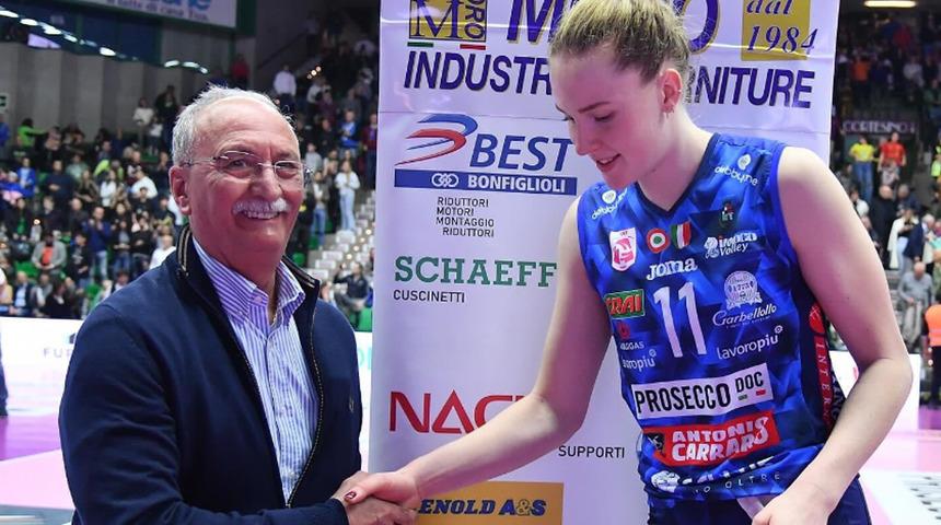 Maçın oyuncusu seçilen Isabelle Haak'a matkap seti hediye ettiler! Kamera şakası zannetti ama gerçek çıktı