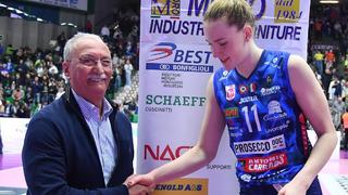 Maçın oyuncusu seçilen Isabelle Haak'a matkap seti hediye ettiler! Kamera şakası zannetti ama gerçek çıktı