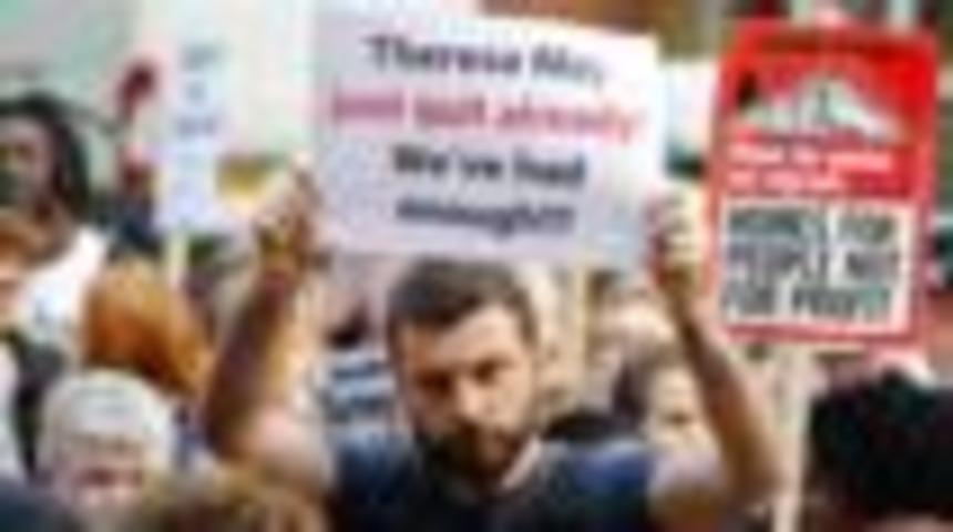 Londra yangını: İngiltere Başbakanı May eleştiri oklarının hedefinde