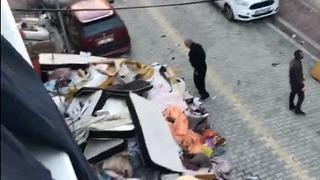 Yer: Esenyurt! Yabancı uyruklu kişilere pansiyon olarak kiralanan daireden onlarca yatak ve ranza çıktı... Eşyalar camlardan sokağa atıldı