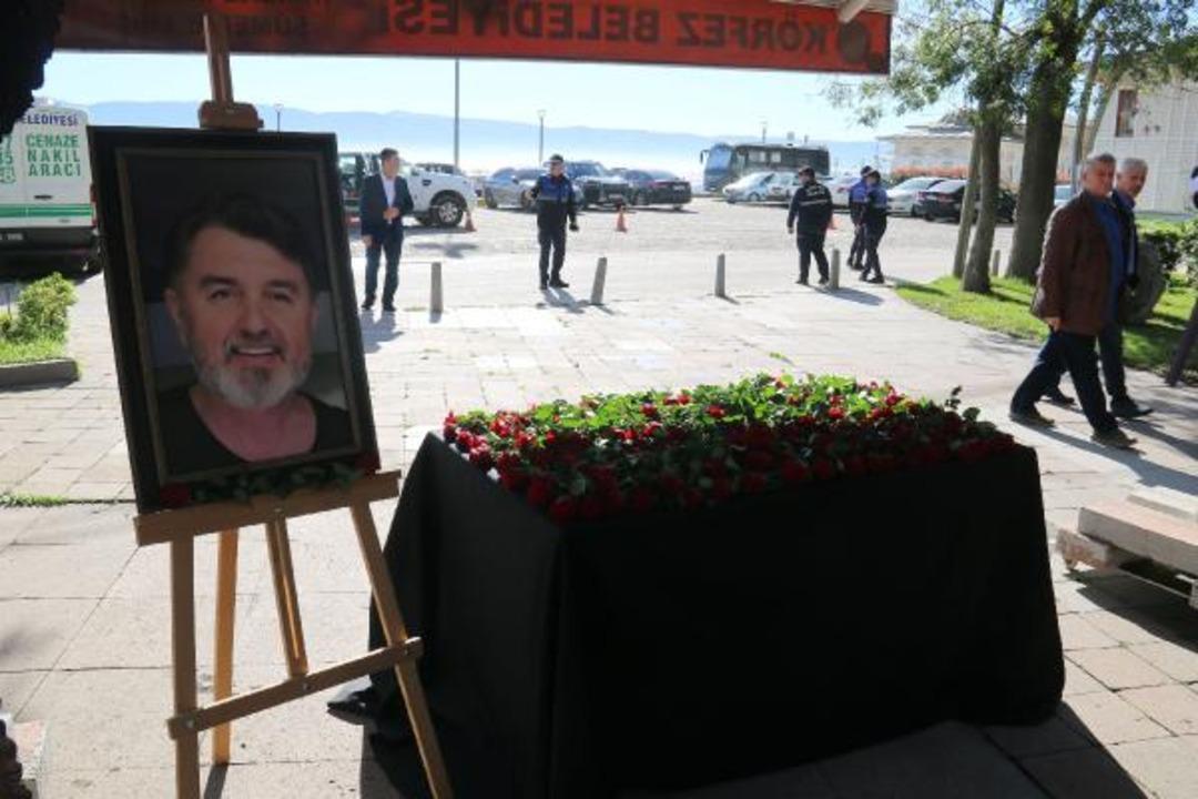 &Ouml;ld&uuml;r&uuml;p asitle yok etmişlerdi! İş insanı Nurhan &Ouml;r i&ccedil;in gıyabi cenaze namazı... Musalla taşına tabut yerine g&uuml;ller konuldu 