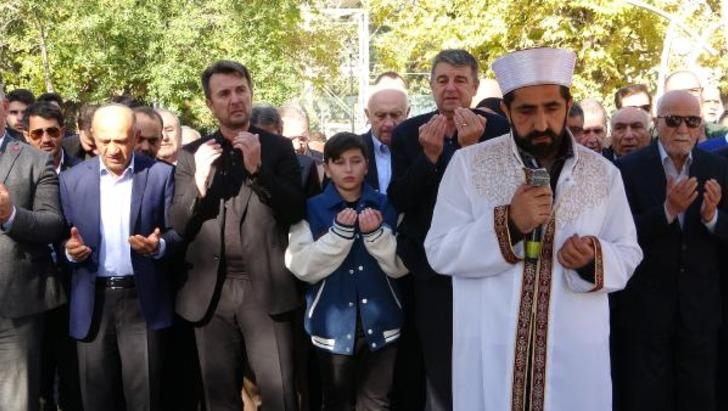 Öldürüp asitle yok etmişlerdi! İş insanı Nurhan Ör için gıyabi cenaze namazı... Musalla taşına tabut yerine güller konuldu  G2