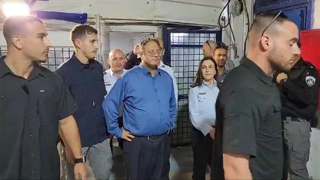 Kelepçeli 8 mahkum karanlık hücrede kalıyor, sürekli milli marş çalınıyor, yatakları demirden, tuvaletleri yerde bir delik! İsrail hapishanesinde akılalmaz işkence