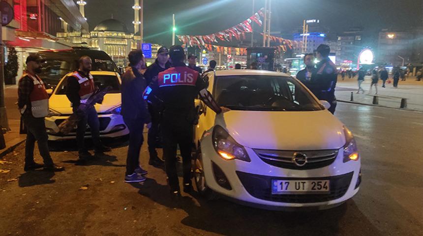 Durdurulan araçlar didik didik arandı! Taksim'de 'Huzur İstanbul' denetimi