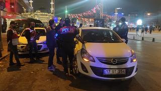 Durdurulan araçlar didik didik arandı! Taksim'de 'Huzur İstanbul' denetimi