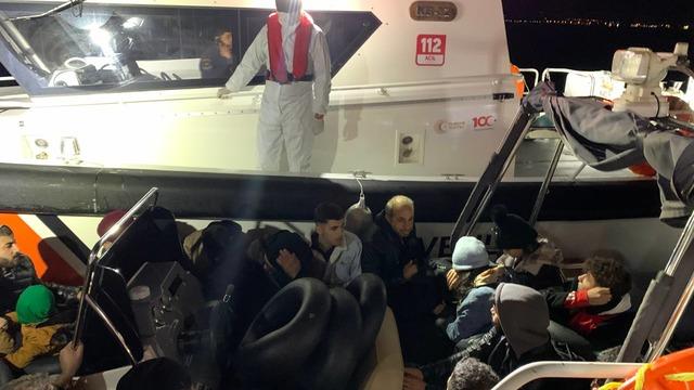 Balıkesir açıklarında 24 düzensiz göçmen yakalandı