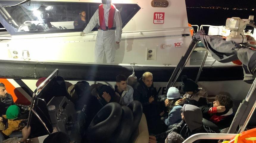 Balıkesir açıklarında 24 düzensiz göçmen yakalandı