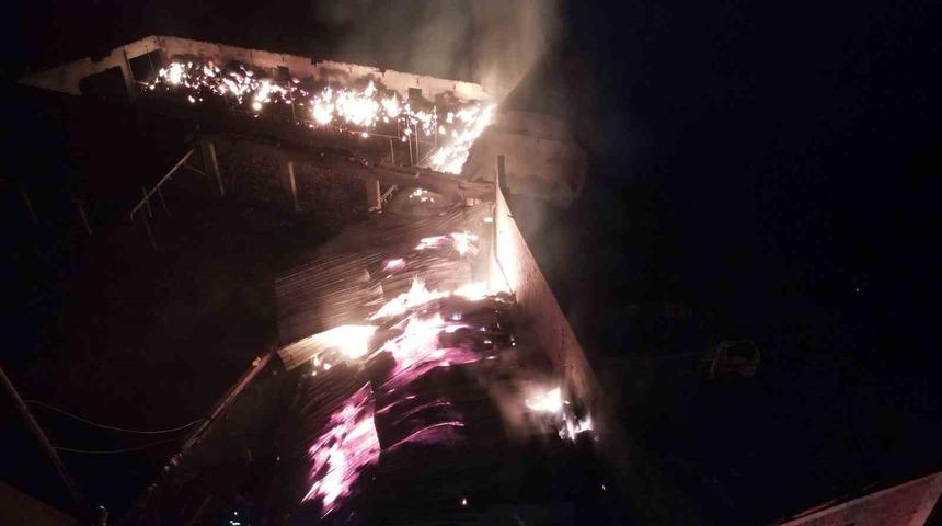 &Ccedil;orum&rsquo;da yangın: 3 trakt&ouml;r, 1 kamyonet ve binlerce saman balyası yandı