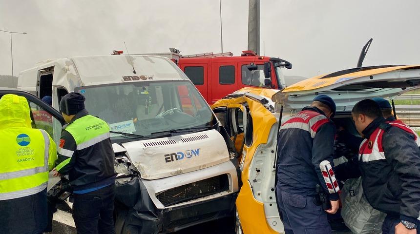 Kocaeli'deki trafik kazasında 13 kişi yaralandı