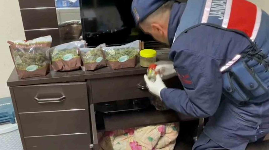 Aksaray’da uyuşturucu tacirlerine jandarma baskını