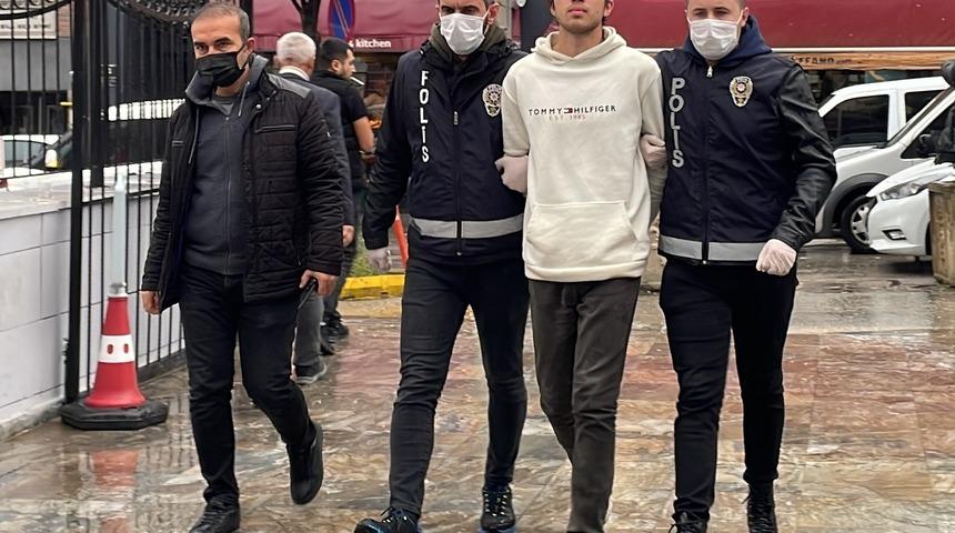 Eskişehir'de dini değerlerle kamu görevlilerine hakaret ettiği öne sürülen zanlı adli kontrolle salıverildi