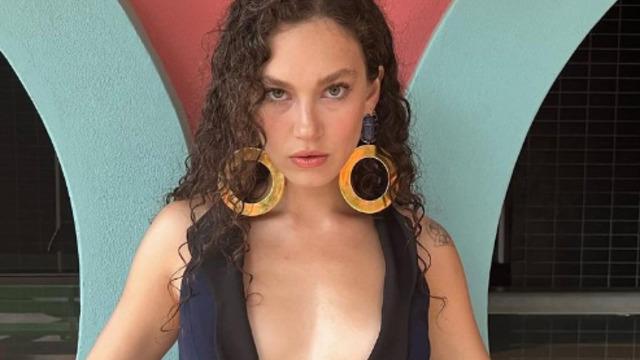 Melisa Şenolsun mayolu pozlarıyla bakana bir daha baktırdı! Dövmesi dikkat çekti