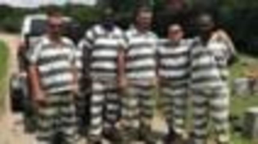 Ka&ccedil;mayıp gardiyanın hayatını kurtaran mahkumlara ceza indirimi