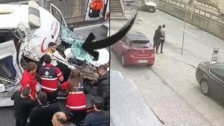 Avcılar'da korkunç kaza! Ambulans, İETT otobüsü ve otomobile çarptı:  Aracın içinde sıkışınca yardıma koştular