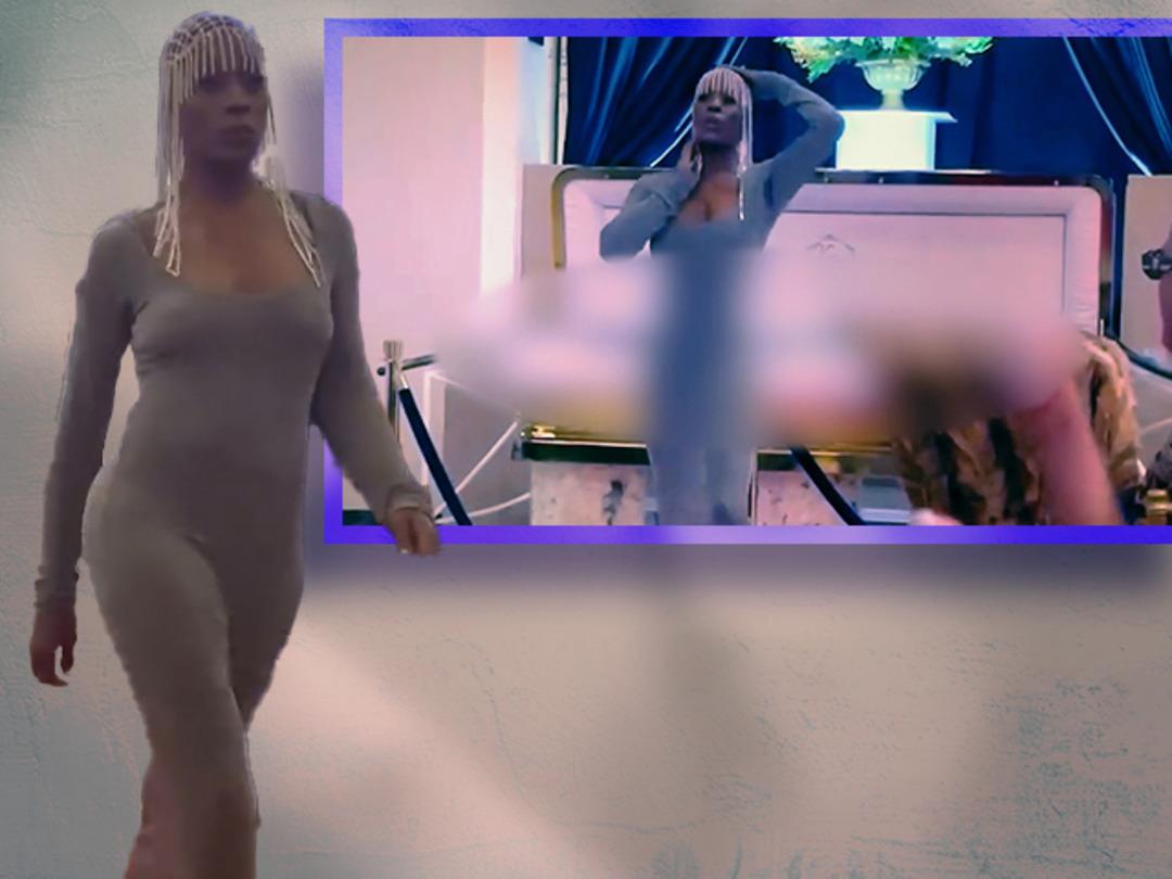 Cenaze t&ouml;reni defileye d&ouml;n&uuml;şt&uuml;! O anlar izleyenlerin ağzını a&ccedil;ık bıraktı: "Az &ouml;nce ne izledim ben?"