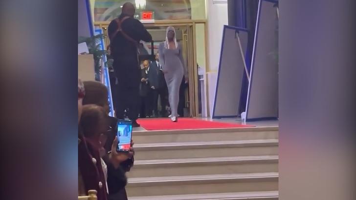 Cenaze töreni defileye dönüştü! O anlar izleyenlerin ağzını açık bıraktı: "Az önce ne izledim ben?" G1