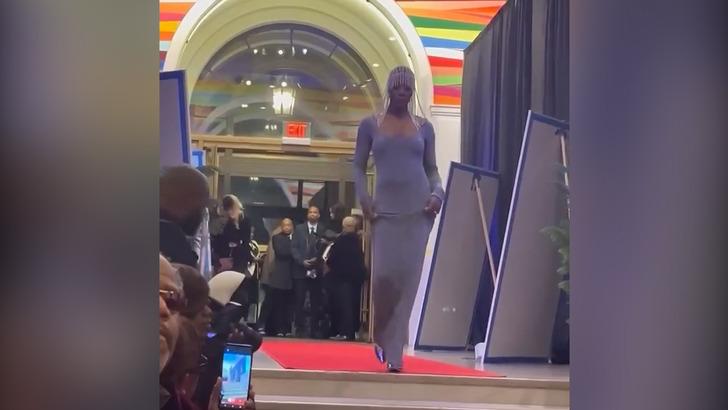 Cenaze töreni defileye dönüştü! O anlar izleyenlerin ağzını açık bıraktı: "Az önce ne izledim ben?" G2