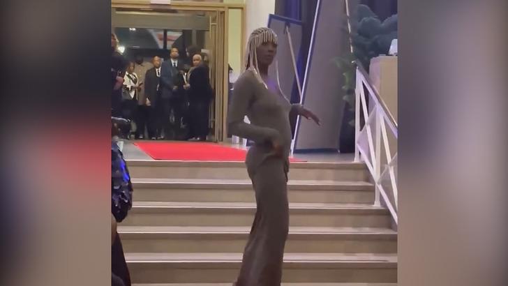 Cenaze töreni defileye dönüştü! O anlar izleyenlerin ağzını açık bıraktı: "Az önce ne izledim ben?" G3