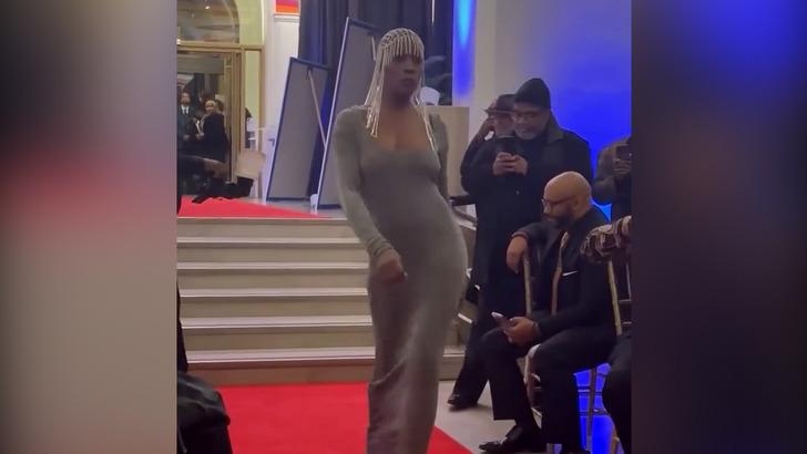 Cenaze töreni defileye dönüştü! O anlar izleyenlerin ağzını açık bıraktı: "Az önce ne izledim ben?" G4