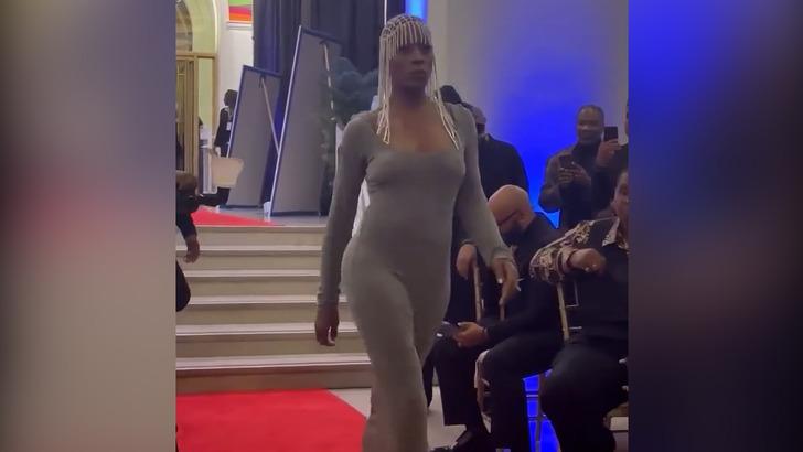 Cenaze töreni defileye dönüştü! O anlar izleyenlerin ağzını açık bıraktı: "Az önce ne izledim ben?" G5