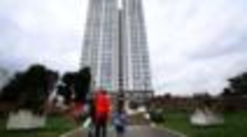 İngiltere'de yangın sonrası 600'e yakın binaya inceleme: 7 bina testi geçemedi