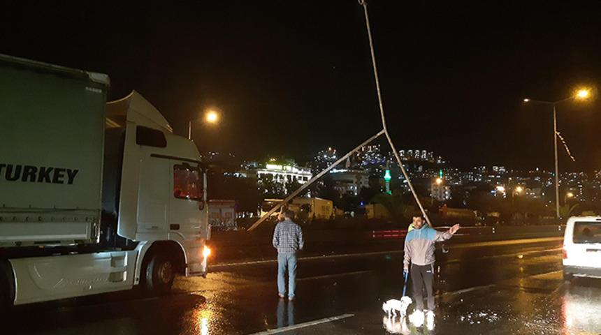 Trabzon'da şiddetli rüzgar! Aydınlatma direği yola devrildi