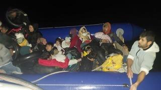 İzmir açıklarında geri itilen 58 düzensiz göçmen kurtarıldı