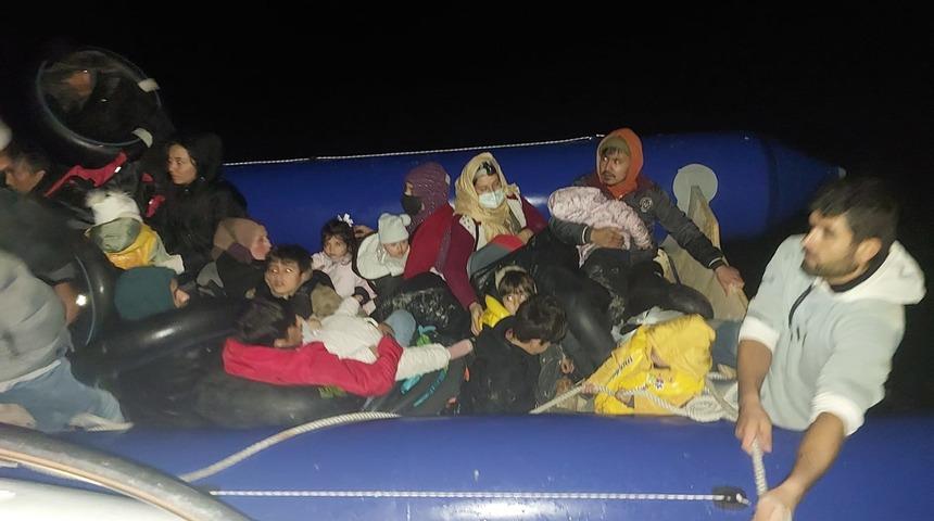 İzmir açıklarında geri itilen 58 düzensiz göçmen kurtarıldı