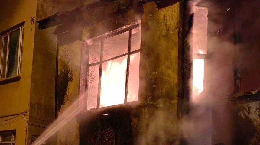 Devrilen ısıtıcıdan &ccedil;ıkan yangın evi k&uuml;le &ccedil;evirdi: 1 yaralı