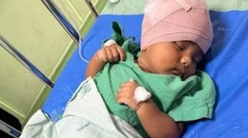 Korkunç olay! Elindeki sütü almak  isteyen maymun saldırdı... Yatağa tırmanarak bebeğin kafasını ısırdı