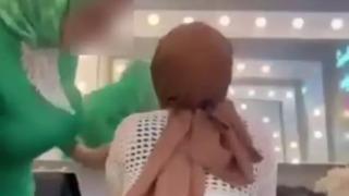 Görüntüler sosyal medyanın gündemine yerleşti! İki kadının şakalaştıkları anlar çok konuşuldu... Biri twerk yaptı diğeri kalçasına vurdu