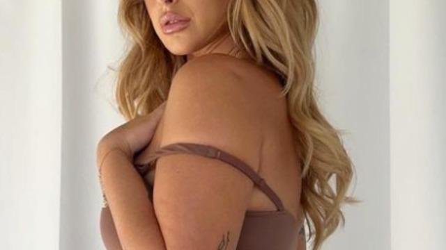 Sosyal medya fenomeni Ariella Nyssa süper minisini göstermek için şekilden şekle girdi! Yere çömelip oturunca frikik vermemek için uğraştı