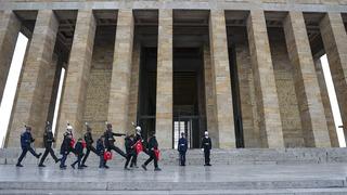 Iğdır'da Anıtkabir'de tutulan Ata'ya saygı nöbetini canlandıran öğrenciler Ankara'da