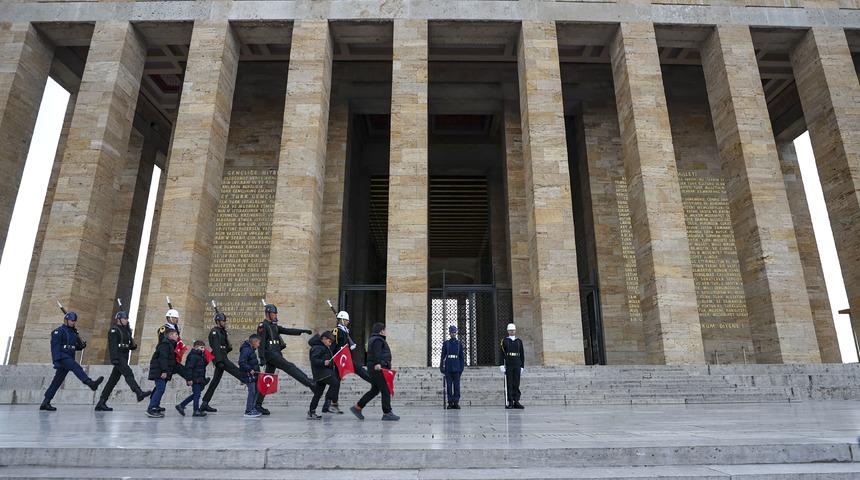 Iğdır'da Anıtkabir'de tutulan Ata'ya saygı nöbetini canlandıran öğrenciler Ankara'da