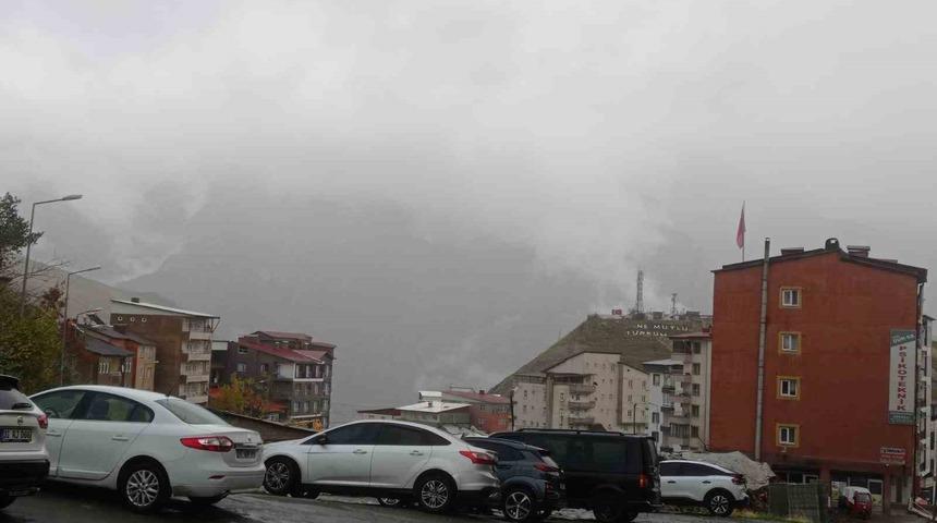 Hakkari’de yağmur yüksek kesimlerde kar etkili oluyor